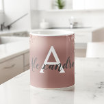 Taza De Café Rosa Purpurina de espuma dorada Monograma Nombre e<br><div class="desc">Rubor Pink - Rosa Nombre Monograma del Purpurina de espuma de oro y Café Inicial Mug. La taza es el regalo perfecto para alguien que ama el oro rosa.</div>