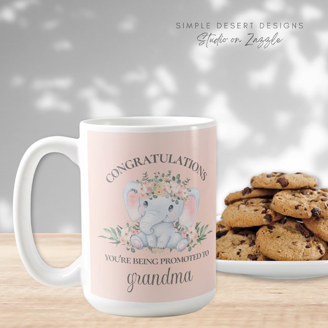Taza De Café Rosa suave promocionado a revelación de embarazo d (Pink Promoted to Grandma Pregnancy Announcement Reveal Mug)