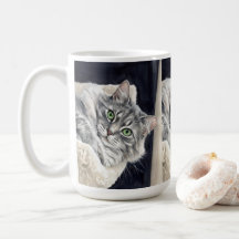 Rosa un gato con ojos verdes llamativos