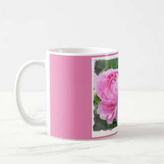 Taza de café rosada con una fotografía de Peonies