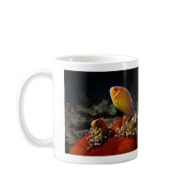 Taza de café rosada de Clownfish de la mofeta