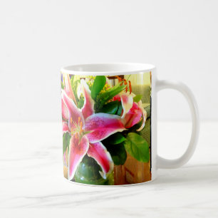 taza de café rosada del lirio del stargazer