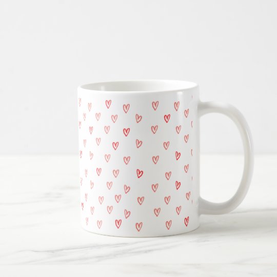 Taza de café rosada y roja de los corazones de la