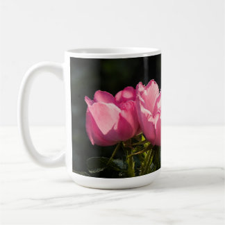 Taza De Café Rosas rosadas en luz dorada de jardín
