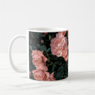 Taza De Café rosas rosadas pasteles que crecen en el jardín en