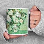 Taza De Café Rosas | Vincent Van Gogh<br><div class="desc">Rosas (1890) del artista holandés post-impresionista Vincent Van Gogh. El trabajo original es una pintura al óleo sobre lienzo que representa una vida quieta de rosas blancas contra un fondo verde claro. Utilice las herramientas de diseño para agregar texto personalizado o personalizar la imagen.</div>