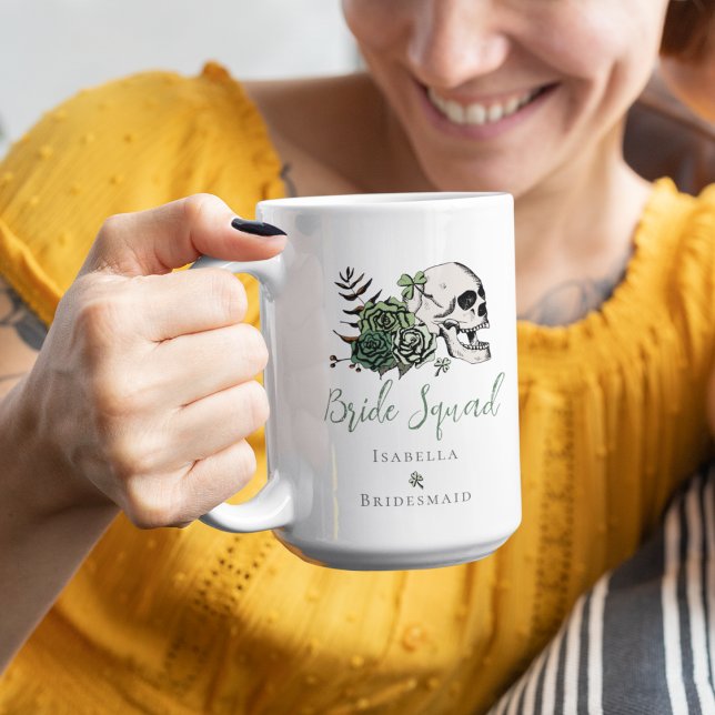 Taza De Café Rosas y cráneo verde gótico de bridas de novias ir (Bride Squad Floral Skull Bridesmaid Mug for Irish Wedding. Skull,Green Roses, Clovers, Editable Text)
