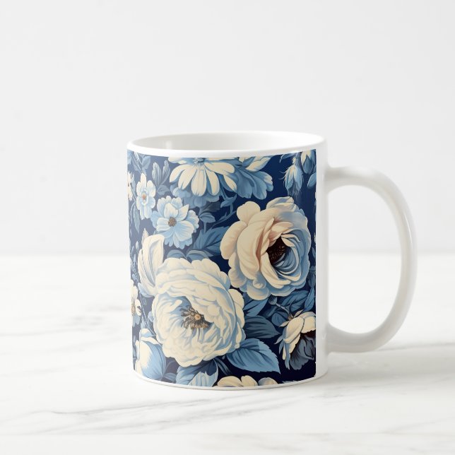 Taza De Café Roses blancos sobre fondo azul índigo (Derecha)