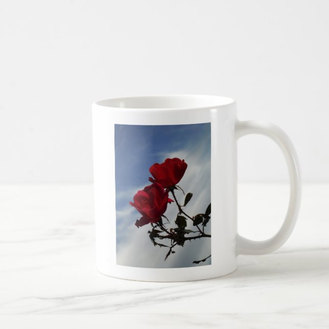 Taza De Café Roses rojos contra un brillante cielo azul (Derecha)