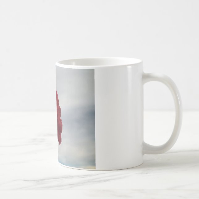 Taza De Café Roses rojos contra un brillante cielo azul (Derecha)