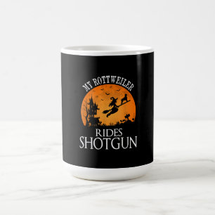 Taza De Café Rottweiler monta en la fiesta de Halloween del per