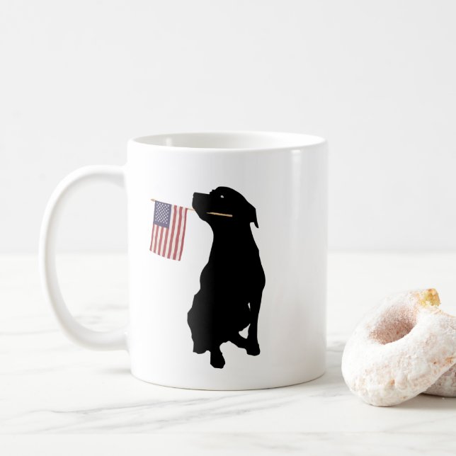 Taza De Café Rottweiler sostiene la bandera estadounidense (Con donut)