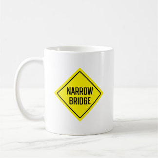 Taza De Café Rótulo de la carretera de puente estrecho | Mugre