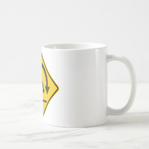 Taza De Café Rótulo de la carretera del peligro de la