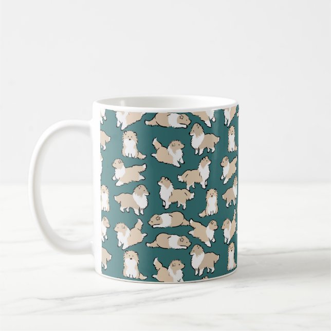Taza De Café Rough Collies sobre el verde (Izquierda)