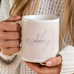 Taza De Café Rubor Personalizado Rosa Monograma<br><div class="desc">Inicia tus mañanas de la manera más personal y elegante posible con nuestra taza de café rosa con monograma. Esta taza moderna y personalizada, adornada con un diseño de letra chic, es la forma perfecta de añadir un toque de sofisticación a tu rutina diaria. No solo es un accesorio impresionante,...</div>