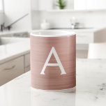Taza De Café Rubor Pink - Rosa Gold Metallic Monograma Nombre<br><div class="desc">Rubor Pink - Rosa Gold Faux Metallic Stainless Steel Relieve metalizado Monograma Nombre y Café Inicial o Tea Mug. La taza de café es el Navidad perfecto o dulce 16,  18,  30,  40,  50,  60 para alguien que ama el oro moderno y elegante del rosa.</div>