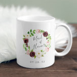 Taza De Café Rubor Romance, empleada de honor<br><div class="desc">Un regalo dulce y elegante para tu fiesta nupcial,  mug presenta una corona floral color rosa y burdeos con "doncella de honor" inscrita en el interior con escritura con letras a mano. Personalice la fecha con su boda debajo. Diseñado para coincidir con nuestra colección de Rubor Romance.</div>