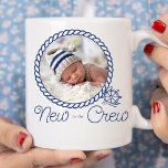Taza De Café Rueda náutica nueva al anuncio de nacimiento de la<br><div class="desc">Regalo fotográfico recién nacido para el nuevo miembro de la tripulación o como regalo de invitación a amigos y familiares. Añade tu foto a este diseño náutico con fotograma de cuerda y rueda del capitán en paleta de color azul y blanco. Puede agregar el nombre del bebé, la fecha de...</div>