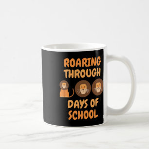 Taza De Café Ruidosa por 100 días de escuela de Leones Maestra 