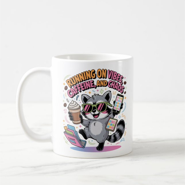 Taza De Café Running on Vibes, Caffeine and Chaos Chibi Raccoon (Izquierda)