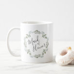 Taza De Café Sage Greenery, doncella de honor de guirnalda botá<br><div class="desc">Coffee mug presenta una corona botánica de follaje acuarela en tonos verde salado y gris,  que rodea las palabras "doncella de honor" en la escritura moderna de escritura a mano gris/fuera de negro. Vea nuestra colección botánica Sage Greenery para coordinar diseños.</div>