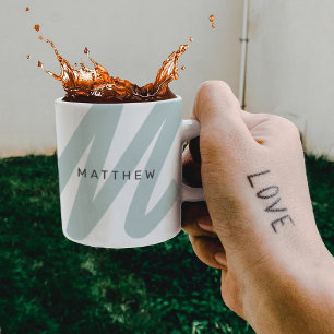 Taza De Café Sage inicial y nombre simple moderno verde y blanc