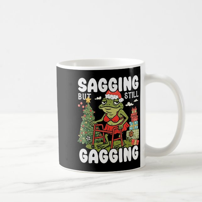 Taza De Café Sagging But Still Gagging Funny Meme Sarcastic Chr (Derecha)