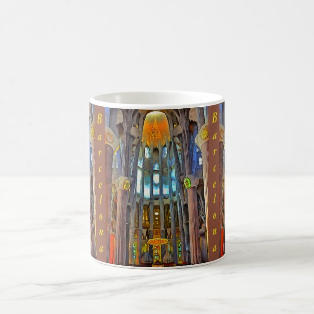 Taza De Café Sagrada Familia. Visión dentro en la puesta del (Centro)