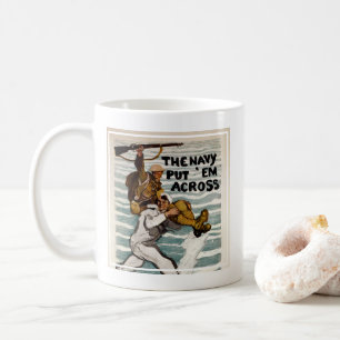 Taza De Café Sailor Wading Mientras Lleva A Un Soldado En Hombr