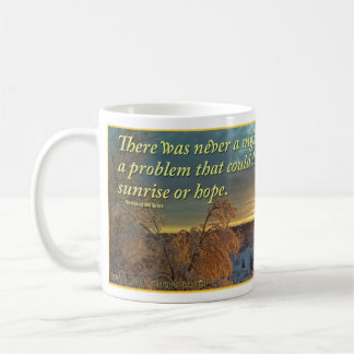Taza De Café Salida del sol del invierno sobre el paisaje
