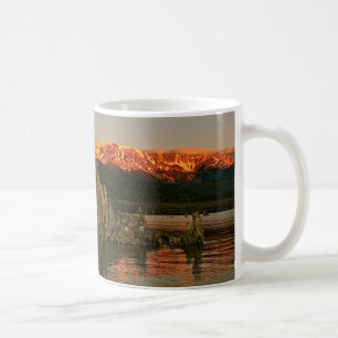 TAZA DE CAFÉ SALIDA DEL SOL EN EL MONO LAGO, CALIFORNIA