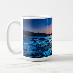 Taza De Café Salida del sol sobre horizonte en la costa en el