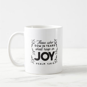 Taza De Café Salmo 126:5 Tipografía de las Escrituras – Cosecha