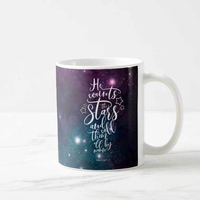 Taza De Café Salmo 147:4 Cuenta la Biblia de las estrellas (Derecha)