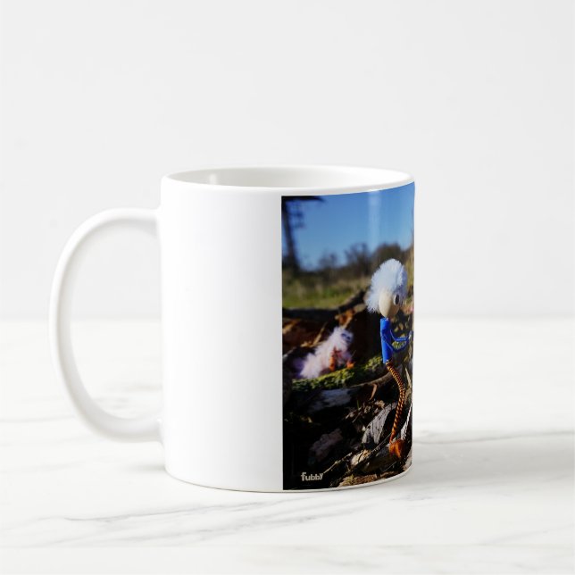 Taza De Café Samenwerking van Fubby poppetjes op een houtwerkpl (Izquierda)
