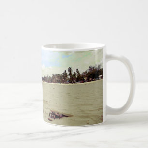 Taza De Café Sandalias en playa tropical