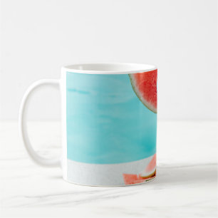 Taza De Café sandía rebanada sobre papel blanco