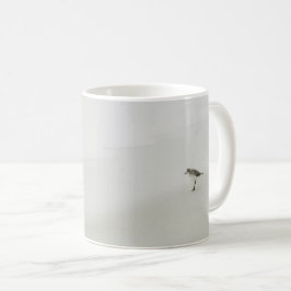 Taza De Café Sandpiper costero en la playa