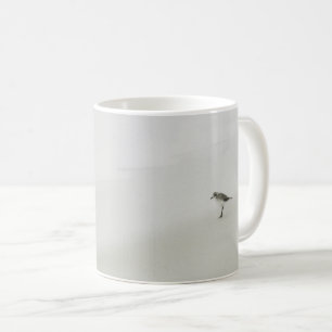 Taza De Café Sandpiper costero en la playa