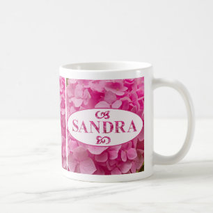 Taza De Café "Sandra" en elegantes letras rosadas de hidrangea 