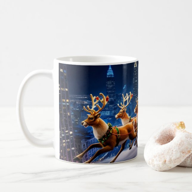 Taza De Café Santa Claus delivering gifts on Christmas Eve (Con donut)