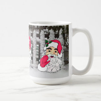 Taza De Café Santa Claus sobre el fondo de la nevada cerca