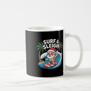 Taza De Café Santa relajado surfeando en playa tropical