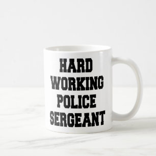 Taza De Café Sargento de la policía trabajando duro