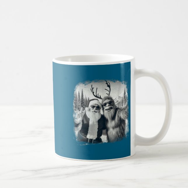 Taza De Café Sasquatch 67 Christmas Tree Funny Santa Bigfoot  (Derecha)
