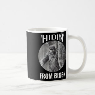 Taza De Café Sasquatch Es Un Republicano Conservador escondiénd