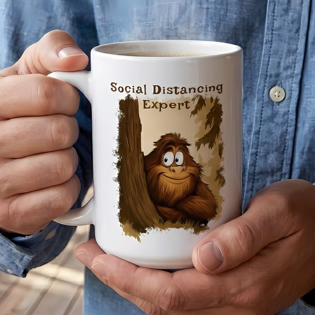 Taza De Café Sasquatch Experto de distanciamiento social (Subido por el creador)