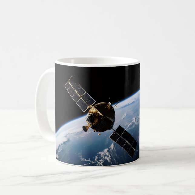 Taza De Café Satellite Orbiting Earth From Space (Anverso izquierdo)