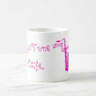 Taza De Café Saxofón rosa y notas tocan una melodía para la vid